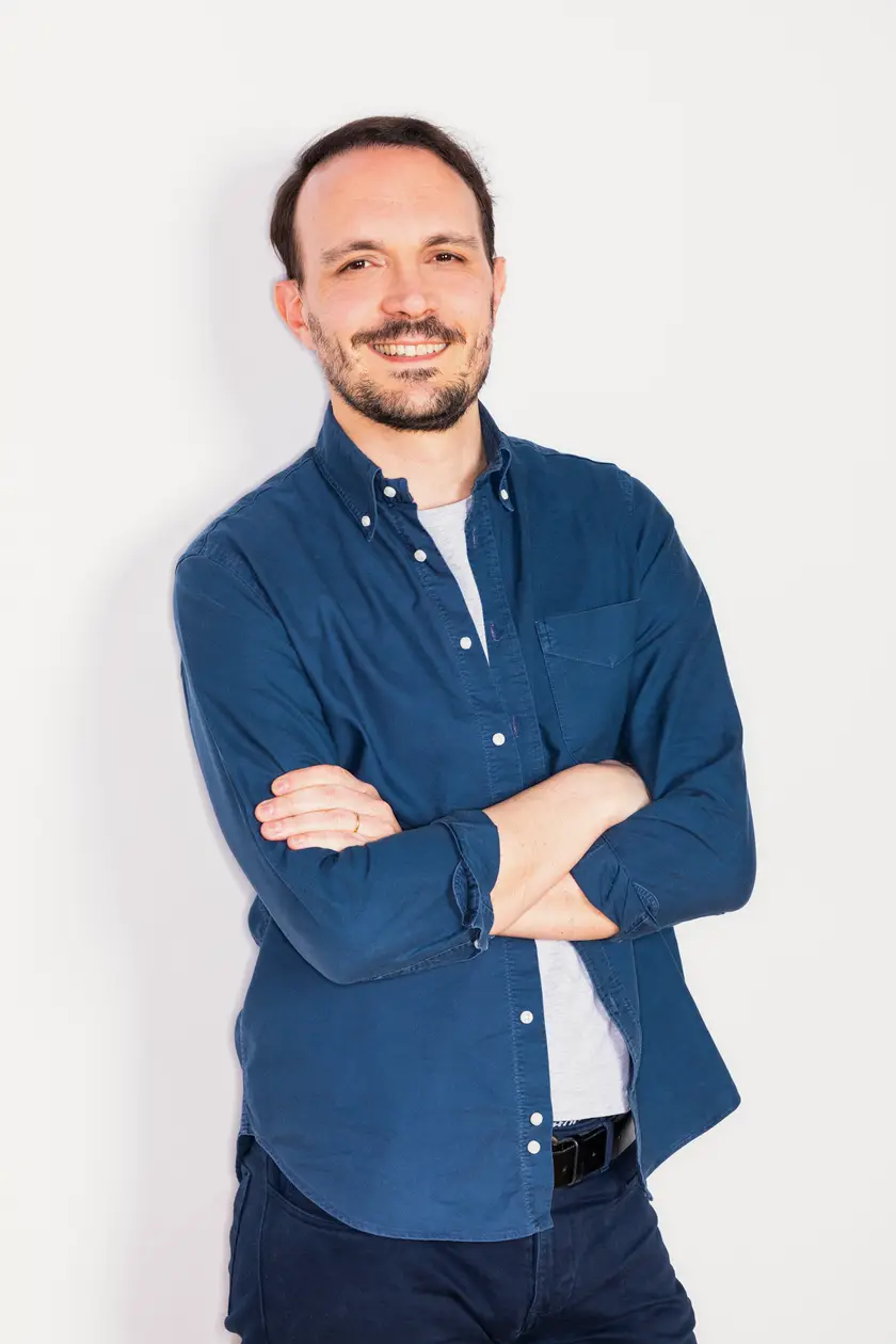 Nicolas Orsoni-Durand, portrait rapproché, sourire, fond blanc